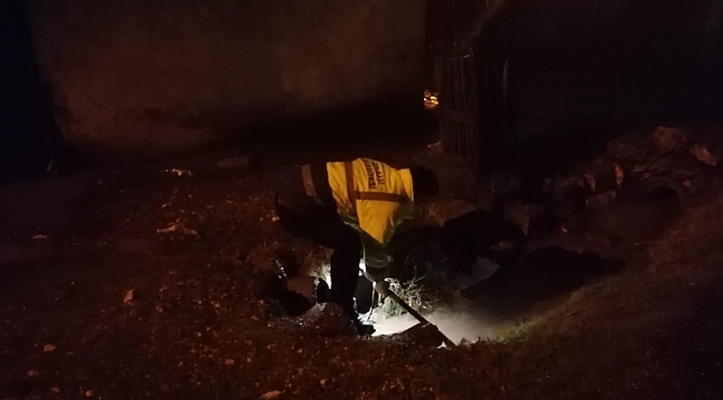 Gece boyunca tıkanan mazgalları temizlediler