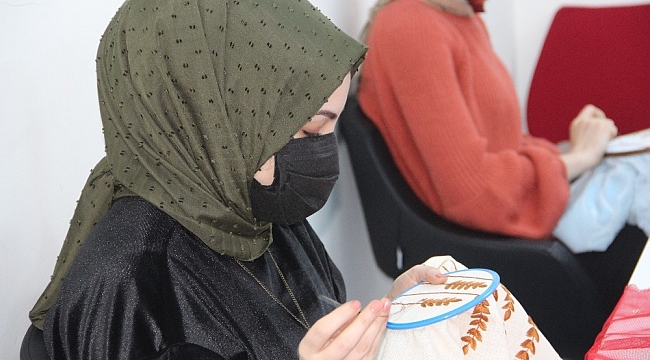 Geleneksel tel kırma eğitimi alan kadın kursiyerler birbirinden güzel nakış çeşitleri yapıyor
