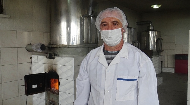 Geleneksel yöntemlerle 30 yıldır odun ateşinde şekersiz helva üretiyor
