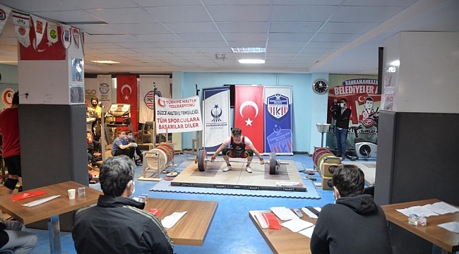 Genç halterciler şehitler için podyuma çıktı