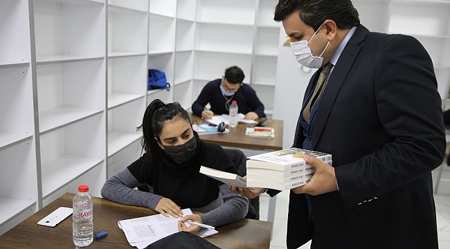 Gençlere Mehmet Akif Ersoy kitabı hediye edildi