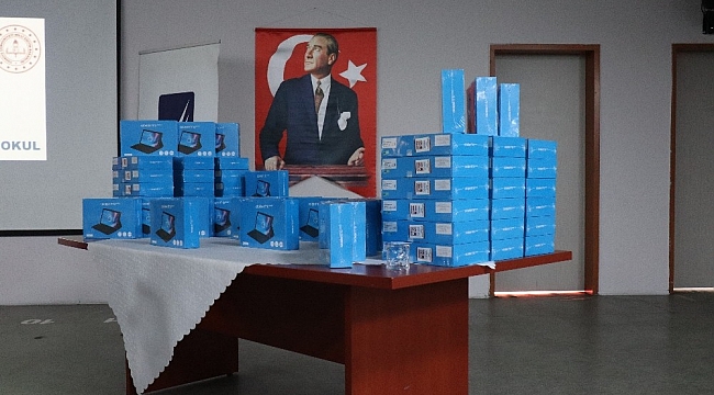 Gölcük'te 64 öğrenciye ücretsiz tablet dağıtıldı