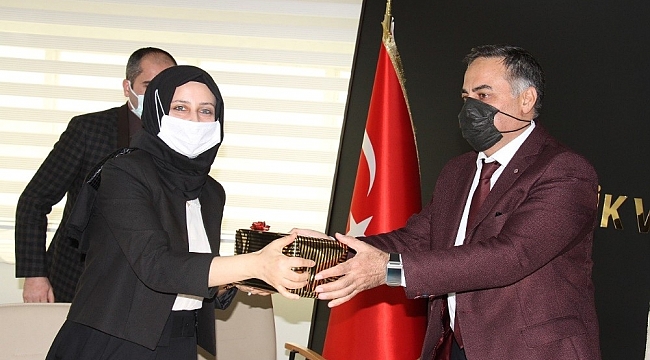 Görevde yükselenler ödüllendirildi