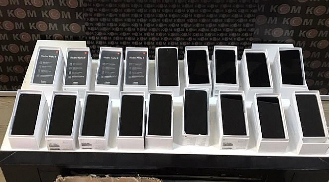 Gümrük kaçağı akıllı telefonları kargodan alırken yakalandı