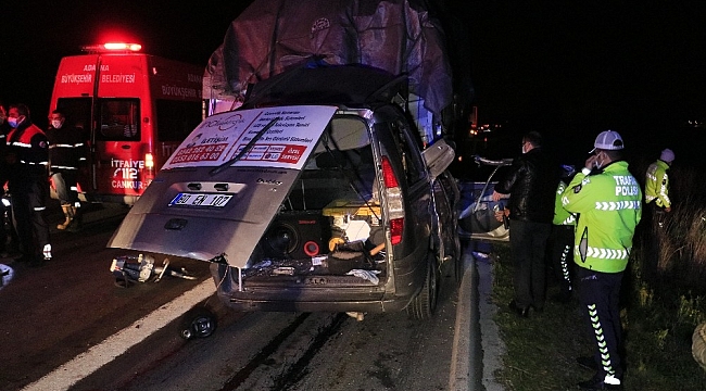 Hafif ticari araç tıra arkadan çarptı: 3 ölü