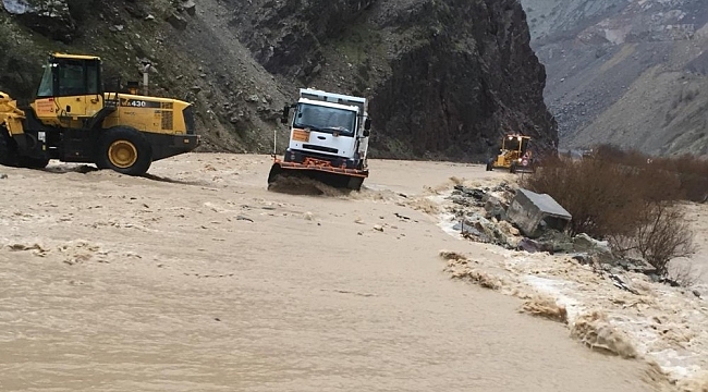 Hakkari-Çukurca karayolu sel nedeniyle kapandı
