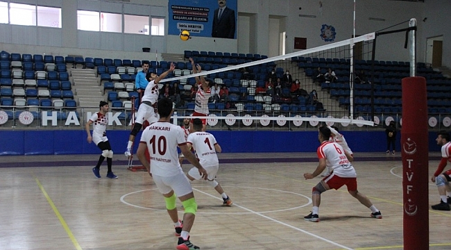 Hakkari voleybol takımı Diyarbakır'ı evinde 3-2 yendi