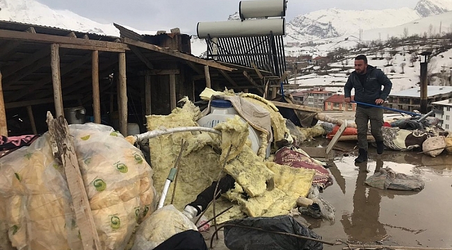 Hakkari'de şiddetli rüzgar çatıları uçurdu