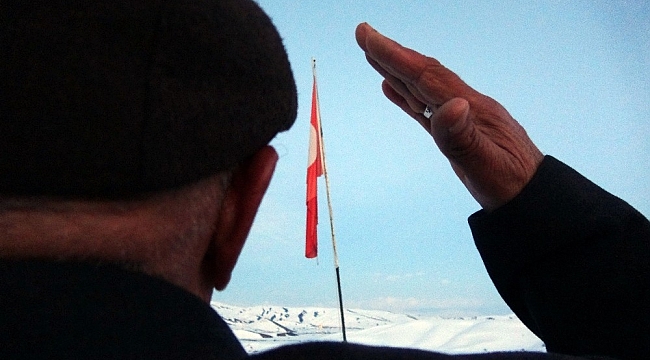 Hakkari'nin ilk kadın güvenlik korucusu eşiyle 37 yıldır bayrak nöbeti tutuyor