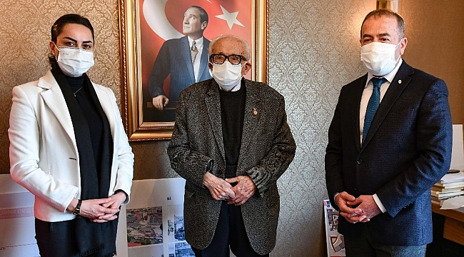 Hanri Benazus koleksiyonundaki Atatürk fotoğraflarını belediyeye hediye etti