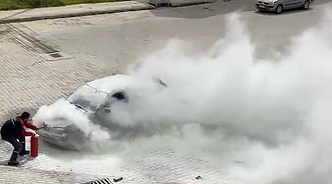 Hareket halinde alev alan otomobili, vatandaşlar söndürdü