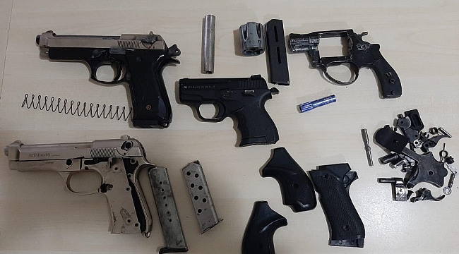 Hatay'da durdurulan araçtan 3 adet ruhsatsız tabanca ele geçirildi