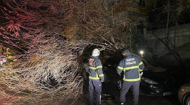 Hatay'da etkili olan fırtına araçlara zarar verdi