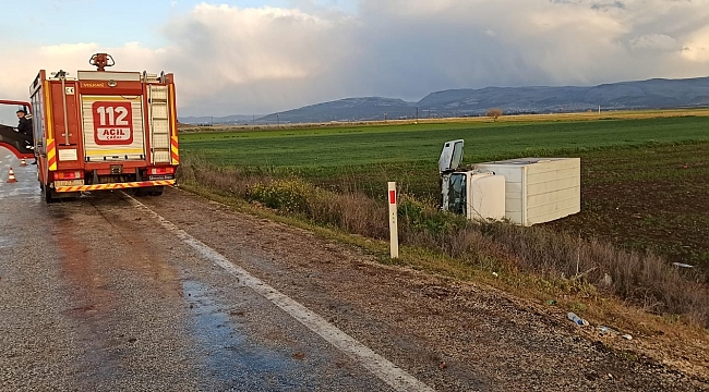 Hatay'da yağ dolu kamyonet devrildi: 3 yaralı