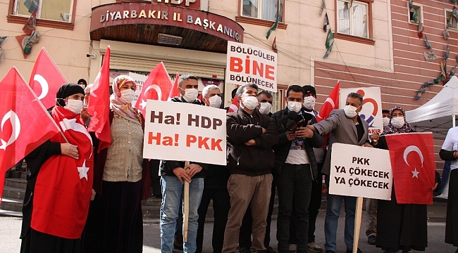 HDP önündeki aileler, teröristlerin çocuklarına zorla açıklama yaptırmasına tepki gösterdi