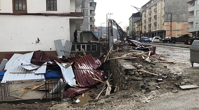Hizan'da şiddetli rüzgar çatıları uçurdu