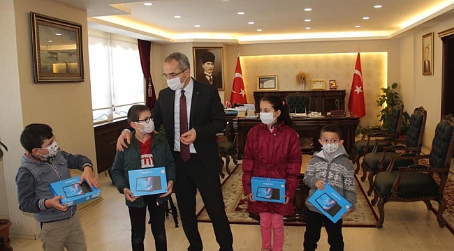 İhtiyaç sahibi 300 öğrenciye tabletlerine kavuştu