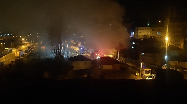 İki katlı ev çıkan yangında kullanılamaz hale geldi