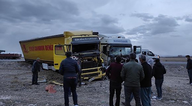 İki tırın kafa kafaya çarpışması güvenlik kamerasına yansıdı