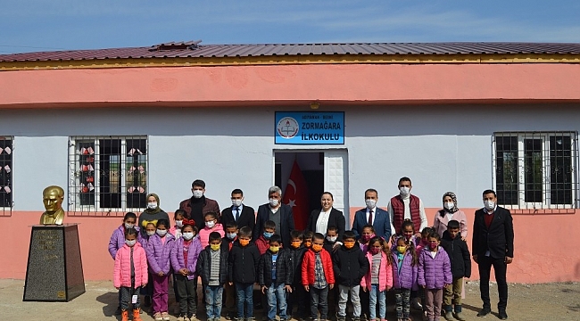 İki üniversite öğrencisi köy okulunu yeniledi