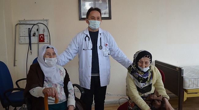 İkiz nineler ikinci doz aşılarını oldu