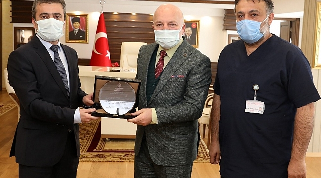 İl Sağlık Müdürü Bedir'den Başkan Sekmen'e teşekkür plaketi