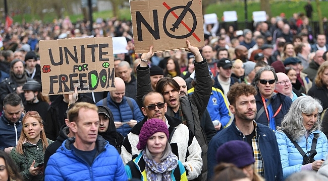 İngiltere'de Covid-19 kısıtlamaları protesto edildi: 13 tutuklama