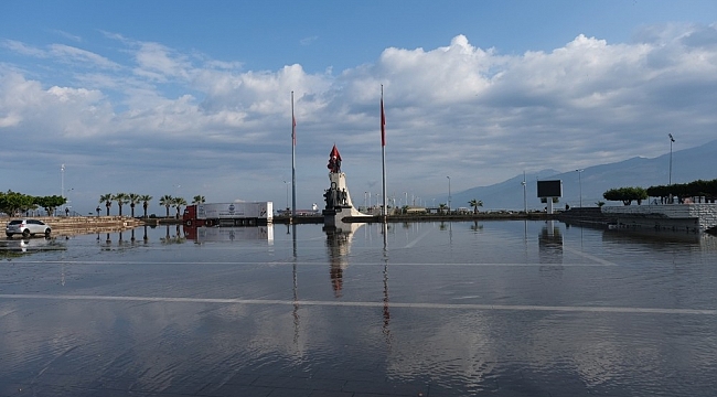 İskenderun'da anıt meydanı ve caddeler sular altında kaldı