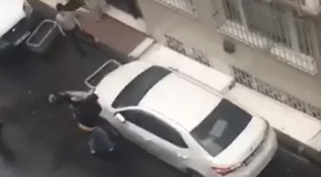 İstanbul'da sokak ortasında "çöp poşetli" kavga kamerada
