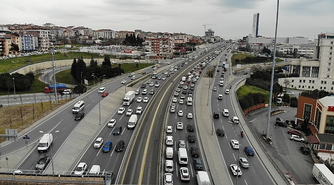 İstanbullu 'Evde Kal'madı, trafik durma noktasına geldi