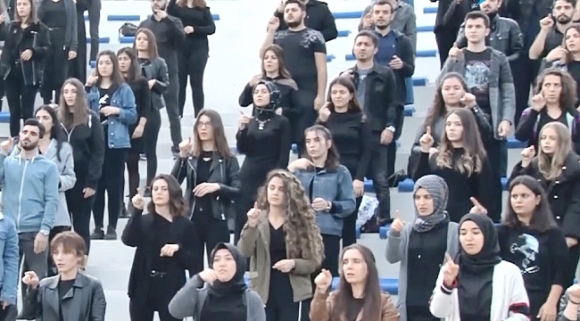 İstiklal Marşını işaret diliyle seslendirdiler
