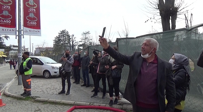 İtfaiyeciler alevlerle, vatandaşlar da video çekebilmek için yarıştı