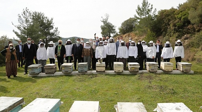 İzmir'de 100 Roman kadına, 1000 arı kovanı teslim edildi
