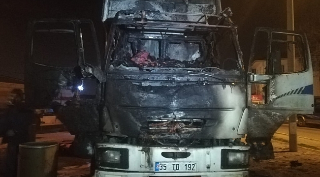 İzmir'de kamyondan çıkan yangın yanında bulunan araca da sıçradı