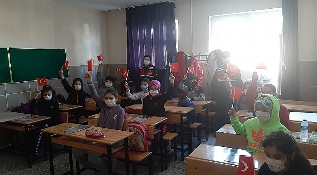 Jandarma ekipleri okullardaki öğrencileri bilgilendiriyor