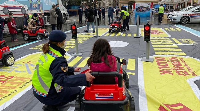 Jandarma ekiplerince, çocuklara uygulamalı trafik eğitimi verildi