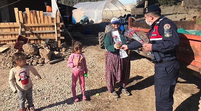 Jandarma kadınlara karanfil dağıttı