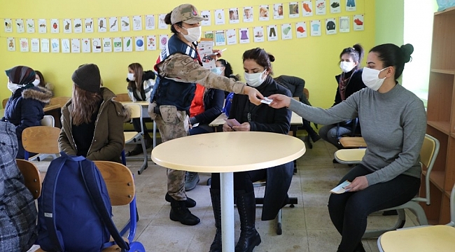 Jandarma'dan erken yaşta zorla evlilik bilgilendirmesi