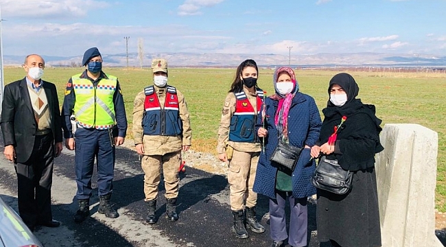 Jandarmadan kadın sürücü ve yolculara karanfil