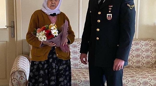 Jandarmadan Kadınlar Gününde şehit annesine karanfil