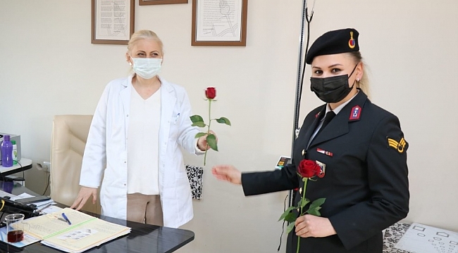 Jandarmadan kadınlara gül