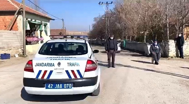 Jandarmadan megafonla "Konyalım yürü ama maskeyle, mesafeli bir şekilde yürü" anonsu