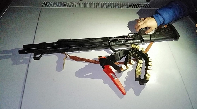 Kaçak ava çıkıp görevlileri görünce silahını sakladı