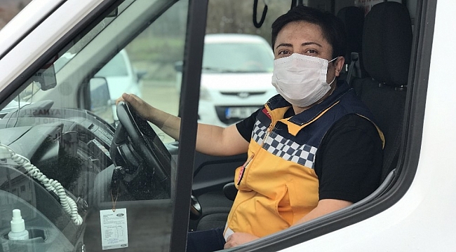 Kadın ambulans şoförü erkek meslektaşlarına parmak ısırtıyor