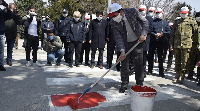 Kadın astsubaydan yaşlı teyzeye uzanan yardım eli