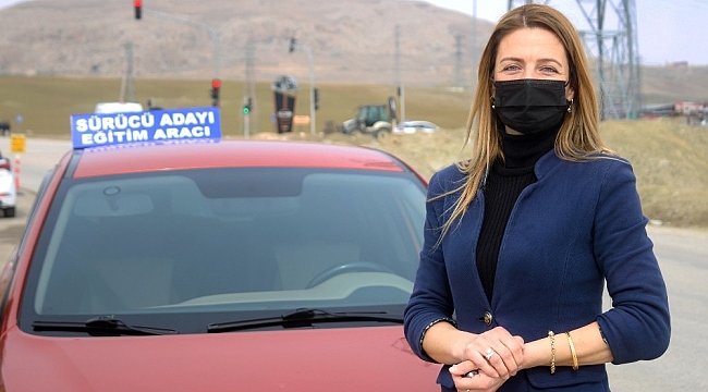 Kadın direksiyon eğitmeni erkeklere taş çıkardı