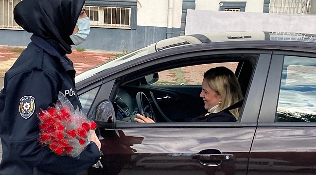 Kadın sürücülerin ceza korkusu çiçekle son buldu