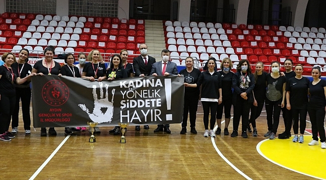 Kadına şiddete voleybol müsabakası ile dikkat çektiler