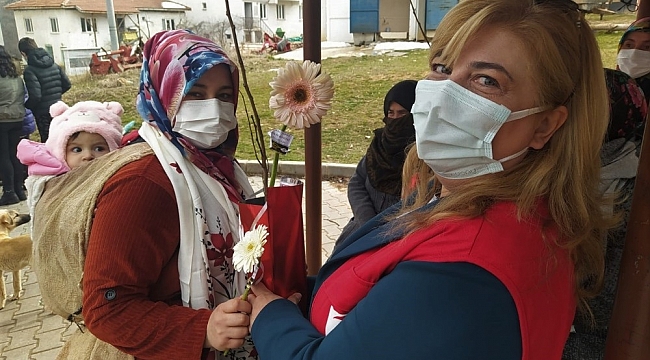Kadınlar Günü'nü fidan dağıtarak kutladılar