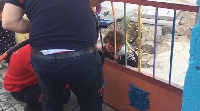 Kafası demir korkuluğa sıkışan çocuğun imdadına itfaiye yetişti